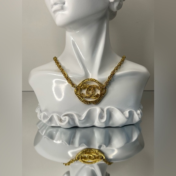 CHANEL Gold Engraved 'CC' Chain Chocker With The Box - Picture 1 of 11